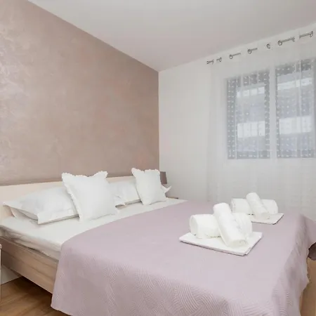 Lovely In With House Sea View شقة ماكارسكا