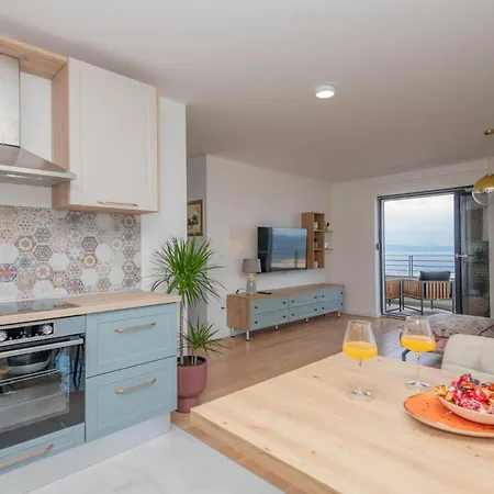 Lovely In With House Sea View דירה
