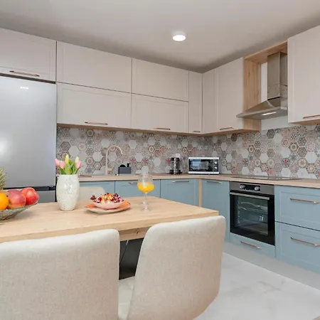 Lovely In With House Sea View דירה מאקרסקה