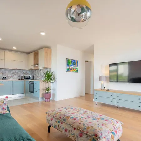 Lovely In With House Sea View דירה *