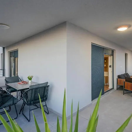 شقة Lovely In With House Sea View