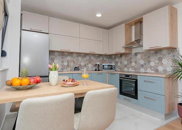 2 Bedroom Cozy In Apartment Makarska